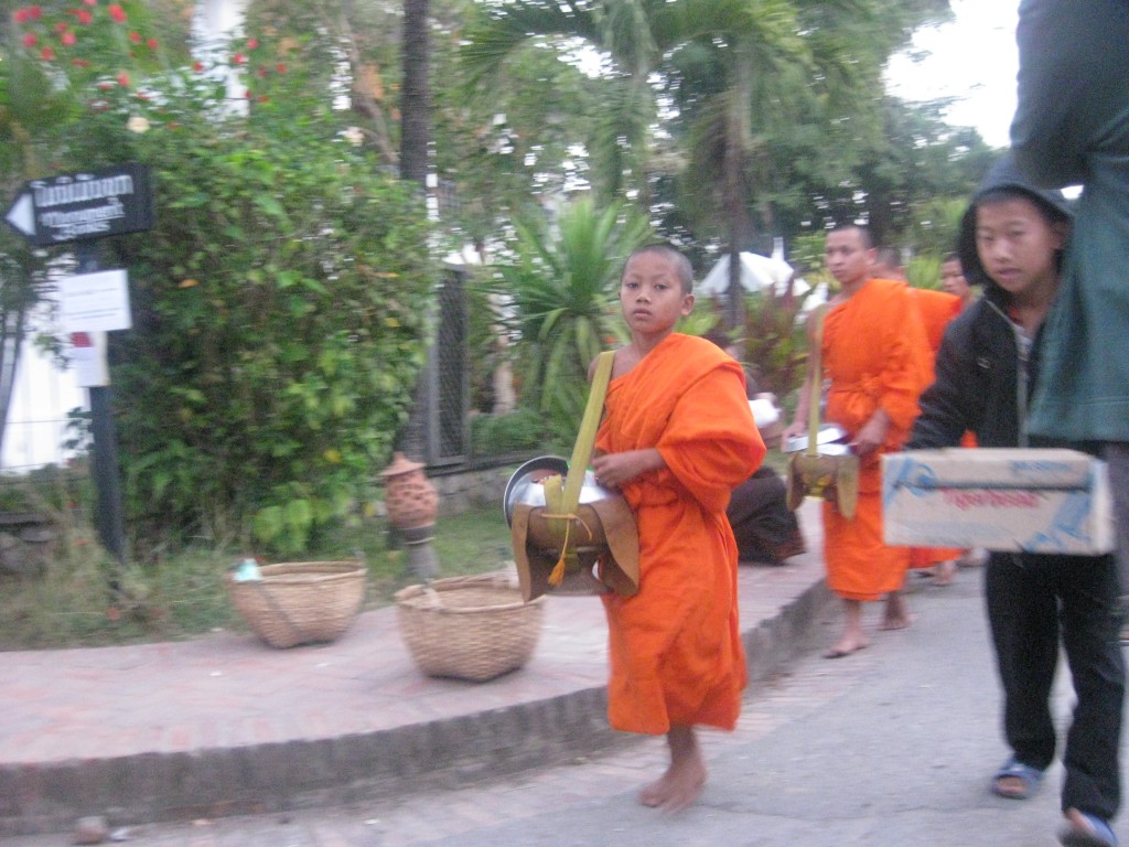 luang prabang karmienie mnichów 057