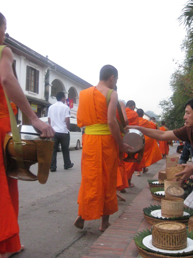 luang prabang karmienie mnichów 069
